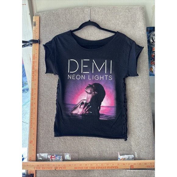 The Unbranded Brand Other - Neon Lights World Tour 2014 Demi Lovato Shirt Pop Rock Woman's Tshirt Size Small